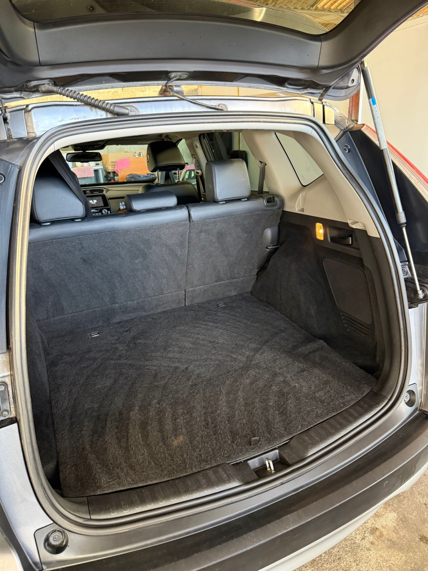 Nettoyage coffre voiture professionnel avant après Bordeaux - après nettoyage