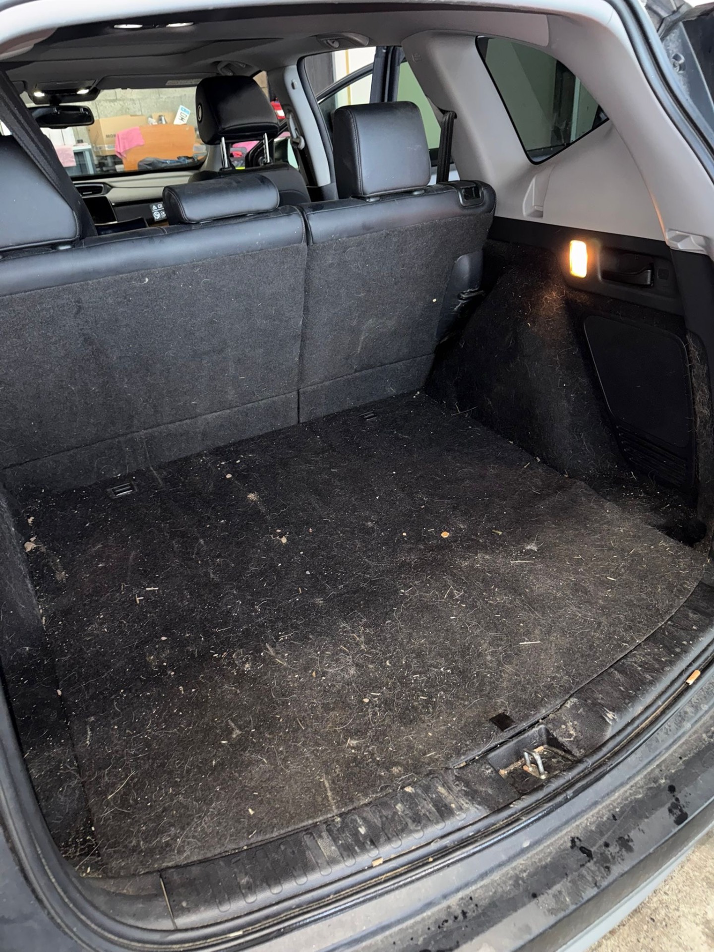 Nettoyage coffre voiture professionnel avant après Bordeaux - avant nettoyage