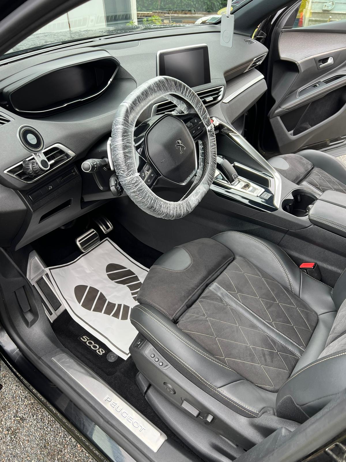 Nettoyage intérieur voiture Peugeot 5008 avant après à Bordeaux - après nettoyage