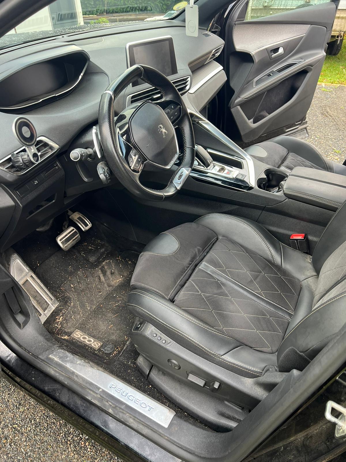 Nettoyage intérieur voiture Peugeot 5008 avant après à Bordeaux - avant nettoyage